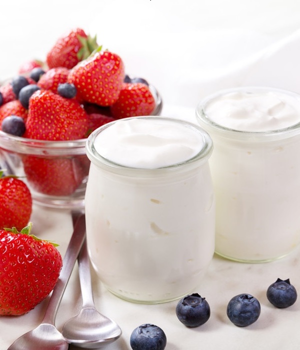 breakfast with greek yogurt with fresh fruits